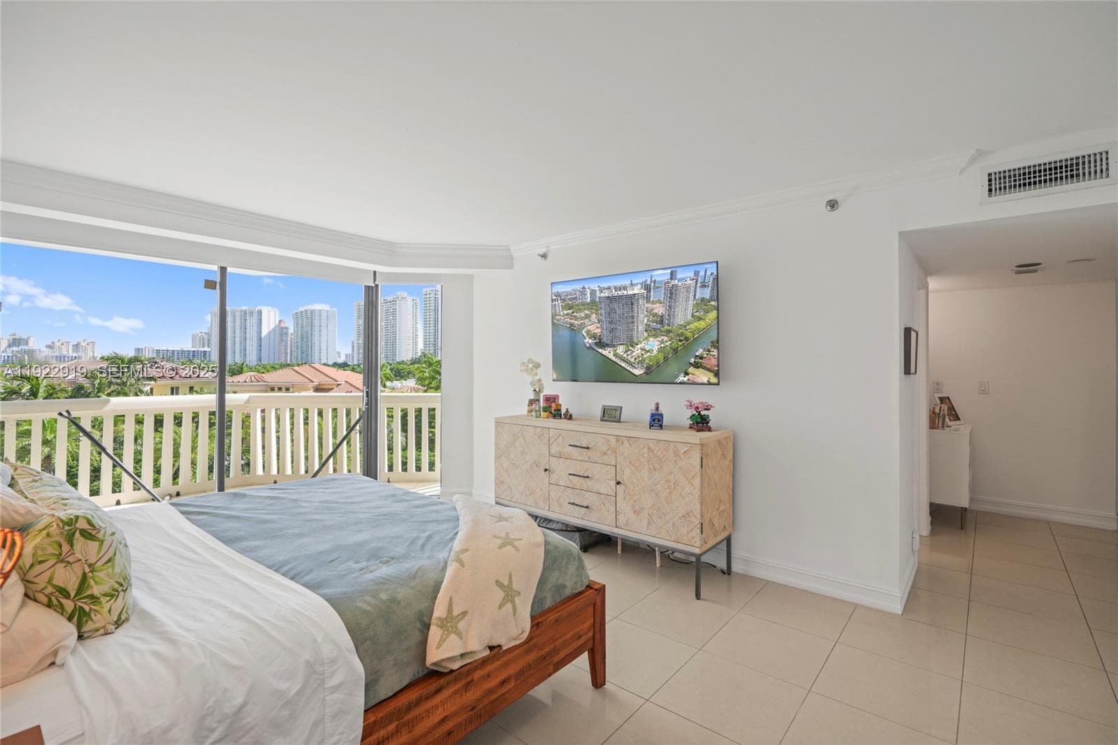 1000 Island Blvd 504 photo 12