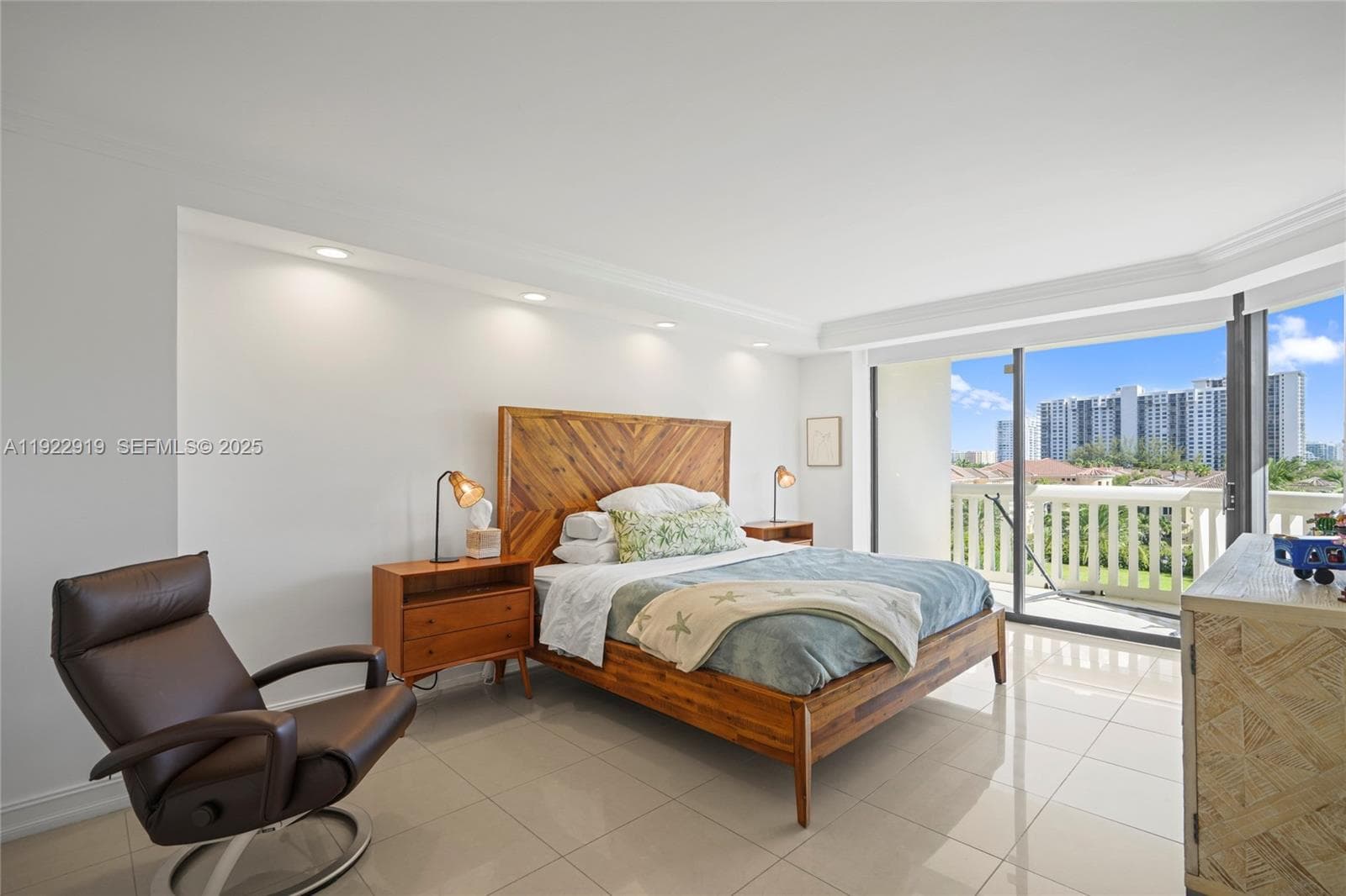 1000 Island Blvd 504 photo 9