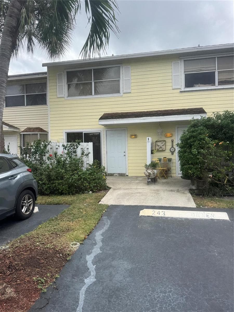 2845 NE 15th Street photo 1