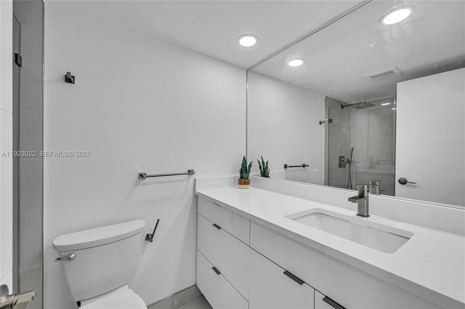301 174th St 820 photo 10