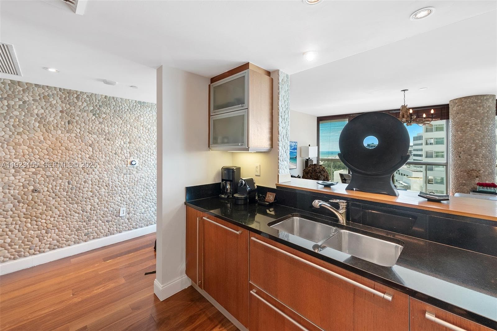 101 20th St 1706 photo 1