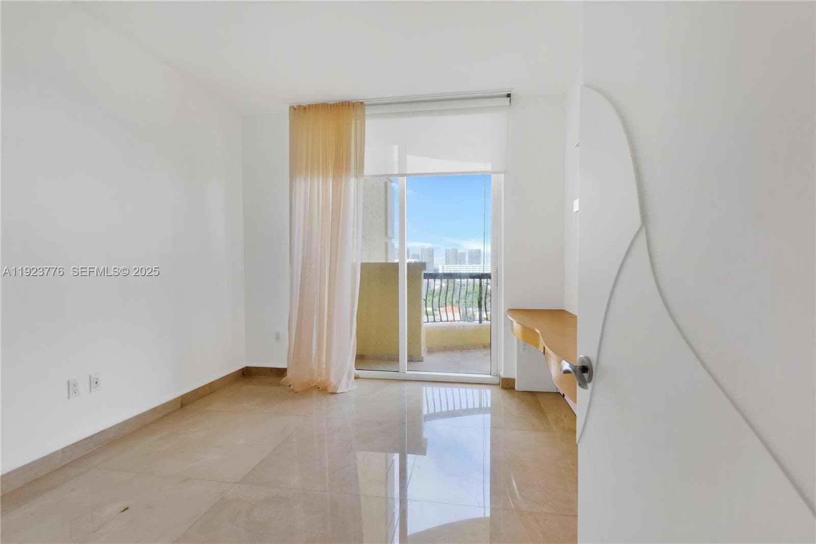 17875 Collins Ave 905 photo 25