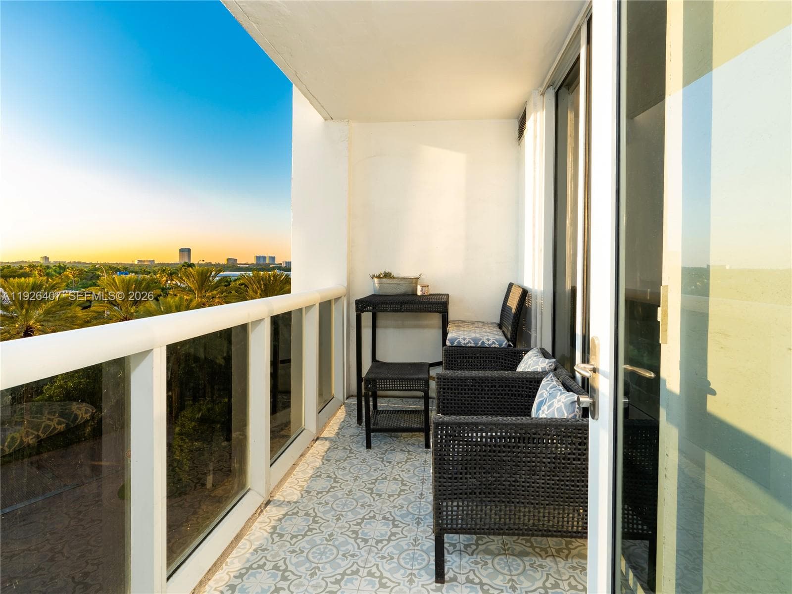 10275 Collins Ave 527 photo 3