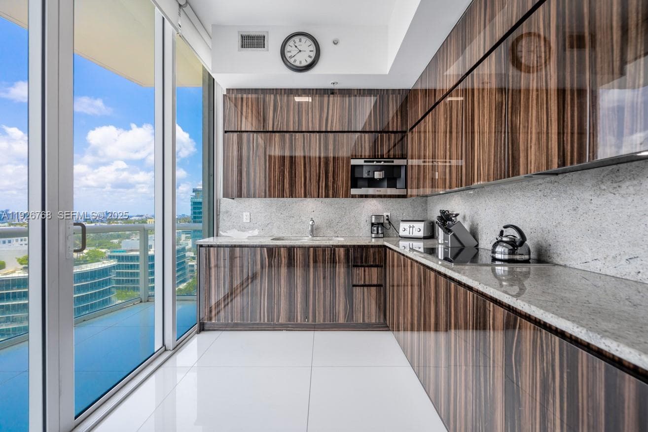 50 Pointe Dr 1506 photo 22