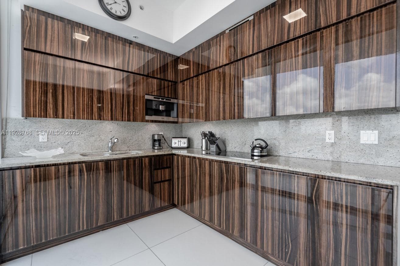 50 Pointe Dr 1506 photo 15