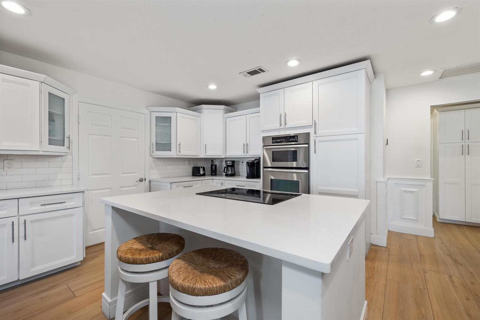 100 Neptune Drive photo 6