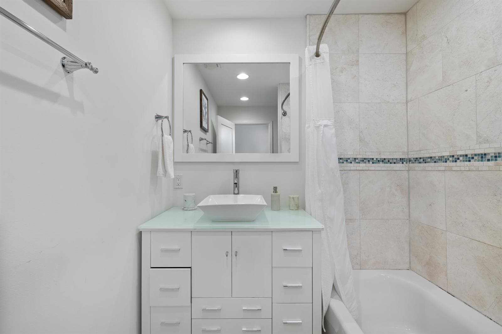 100 Neptune Drive photo 14