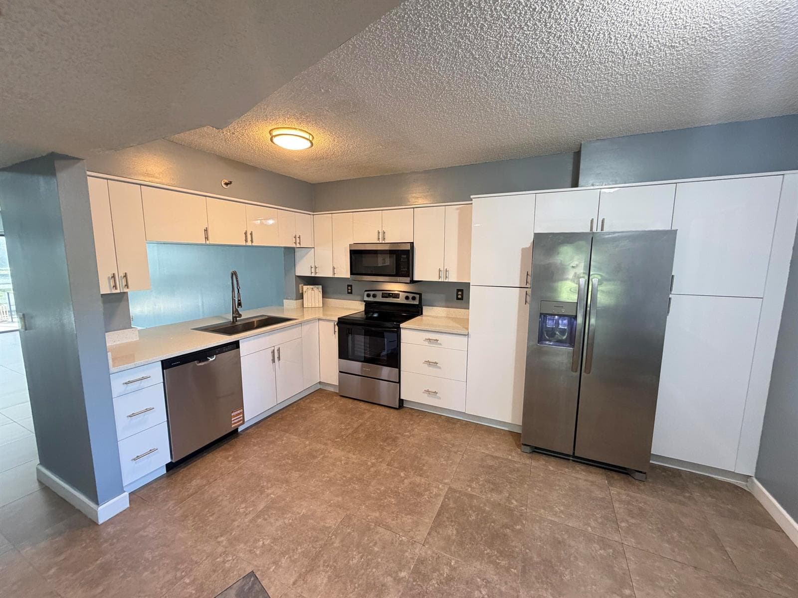 2202 S Cypress Bend Drive 101 photo 3
