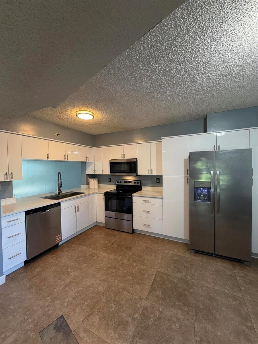 2202 S Cypress Bend Drive 101 photo 14
