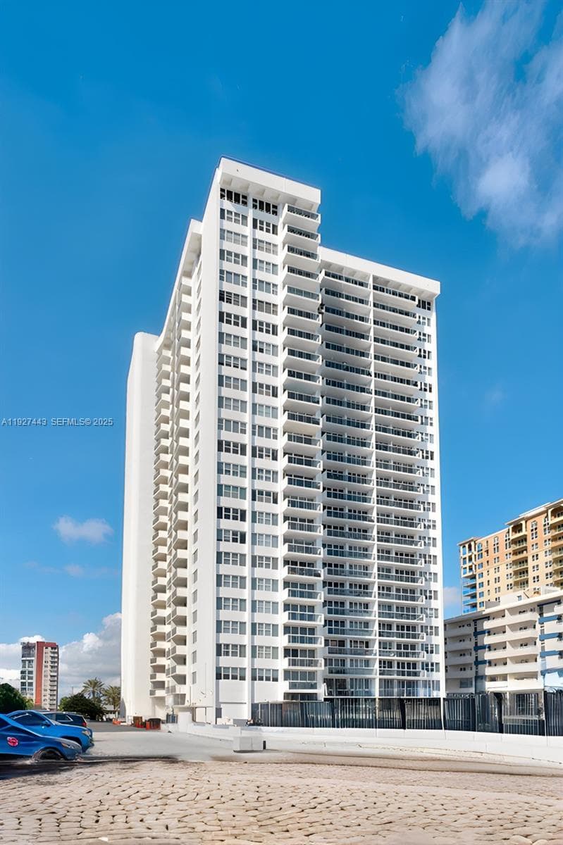3140 S Ocean Dr 511 photo 1
