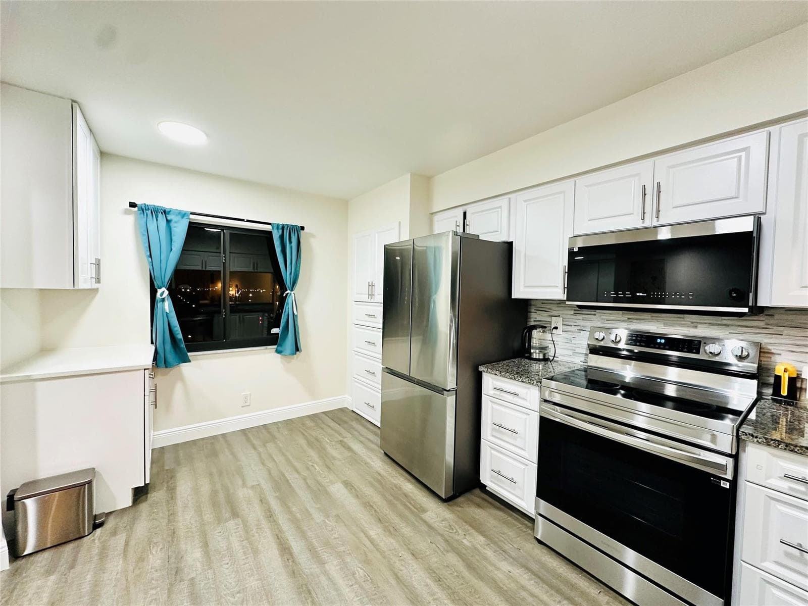 2200 S Cypress Bend Drive 802 photo 7