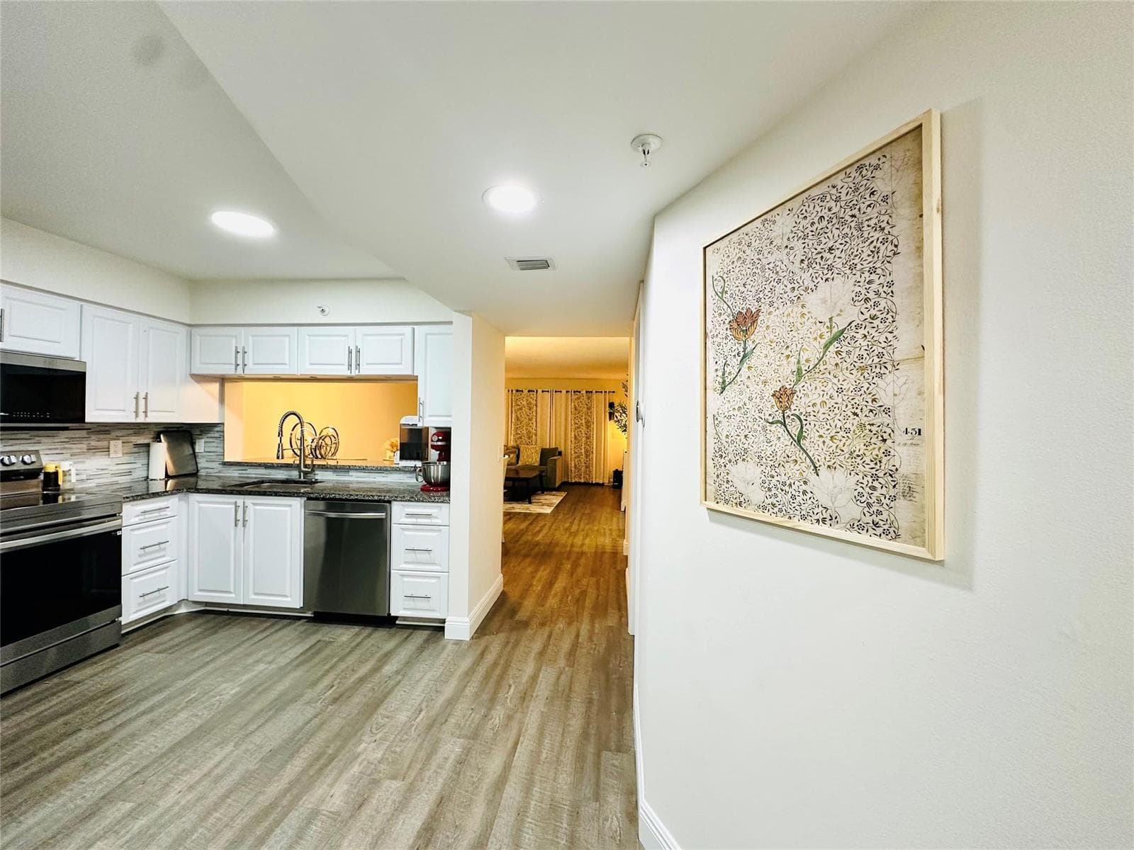 2200 S Cypress Bend Drive 802 photo 5