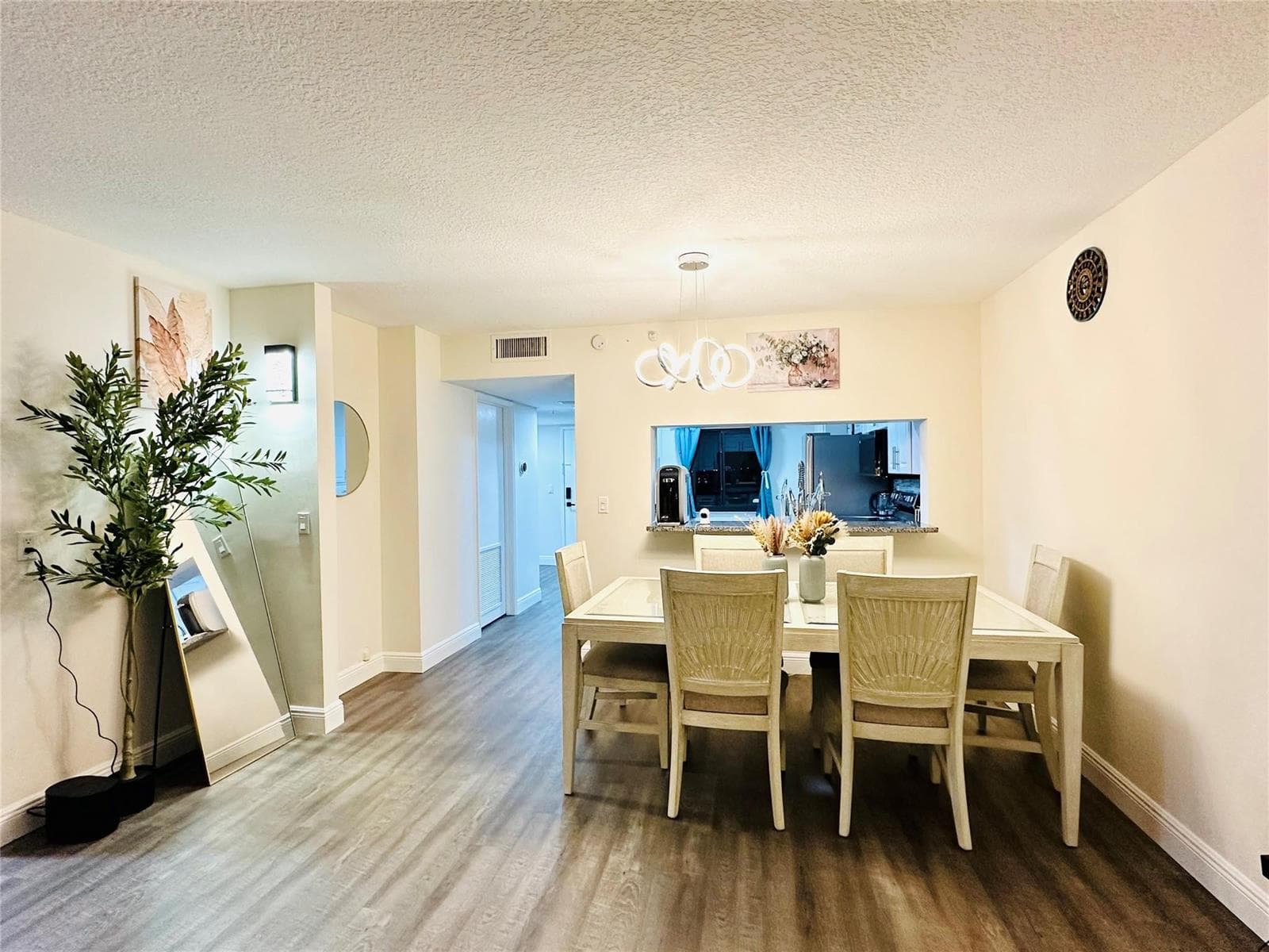 2200 S Cypress Bend Drive 802 photo 4
