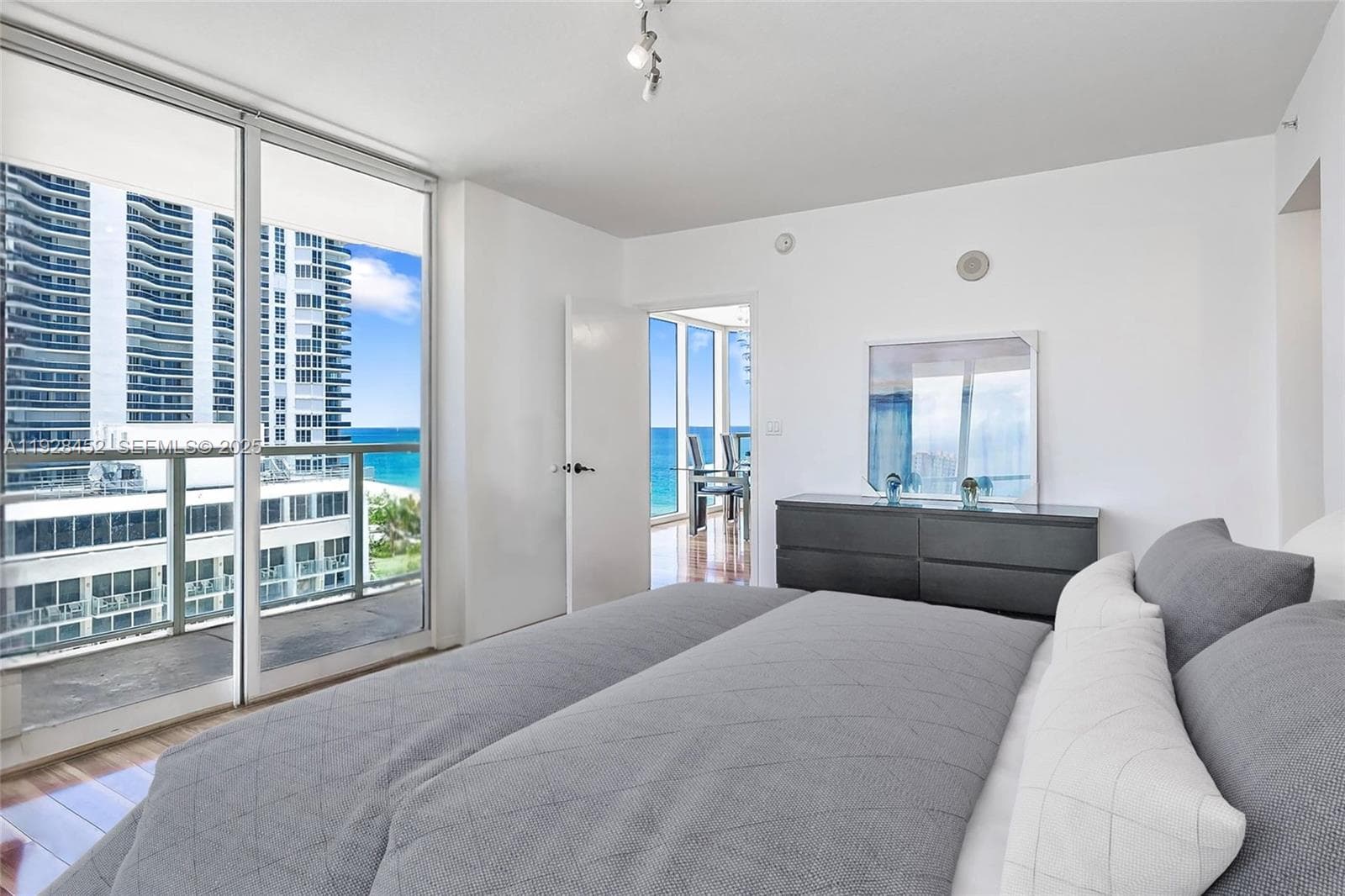 16699 Collins Ave 1507 photo 9
