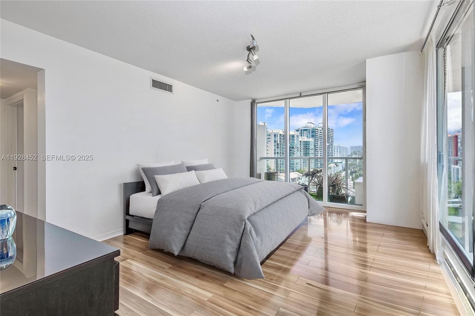 16699 Collins Ave 1507 photo 11