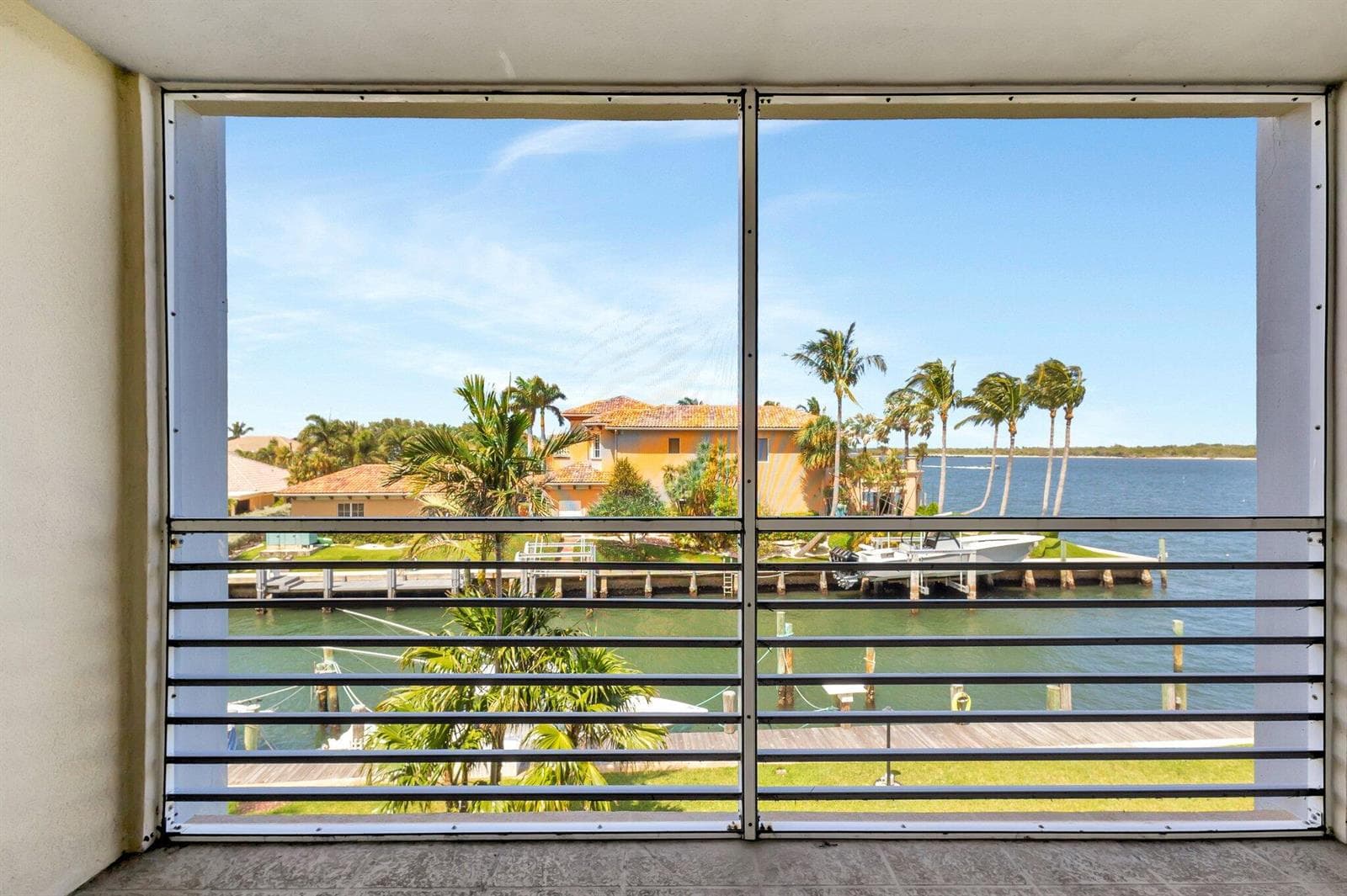 105 Paradise Harbour Boulevard 307 photo 2