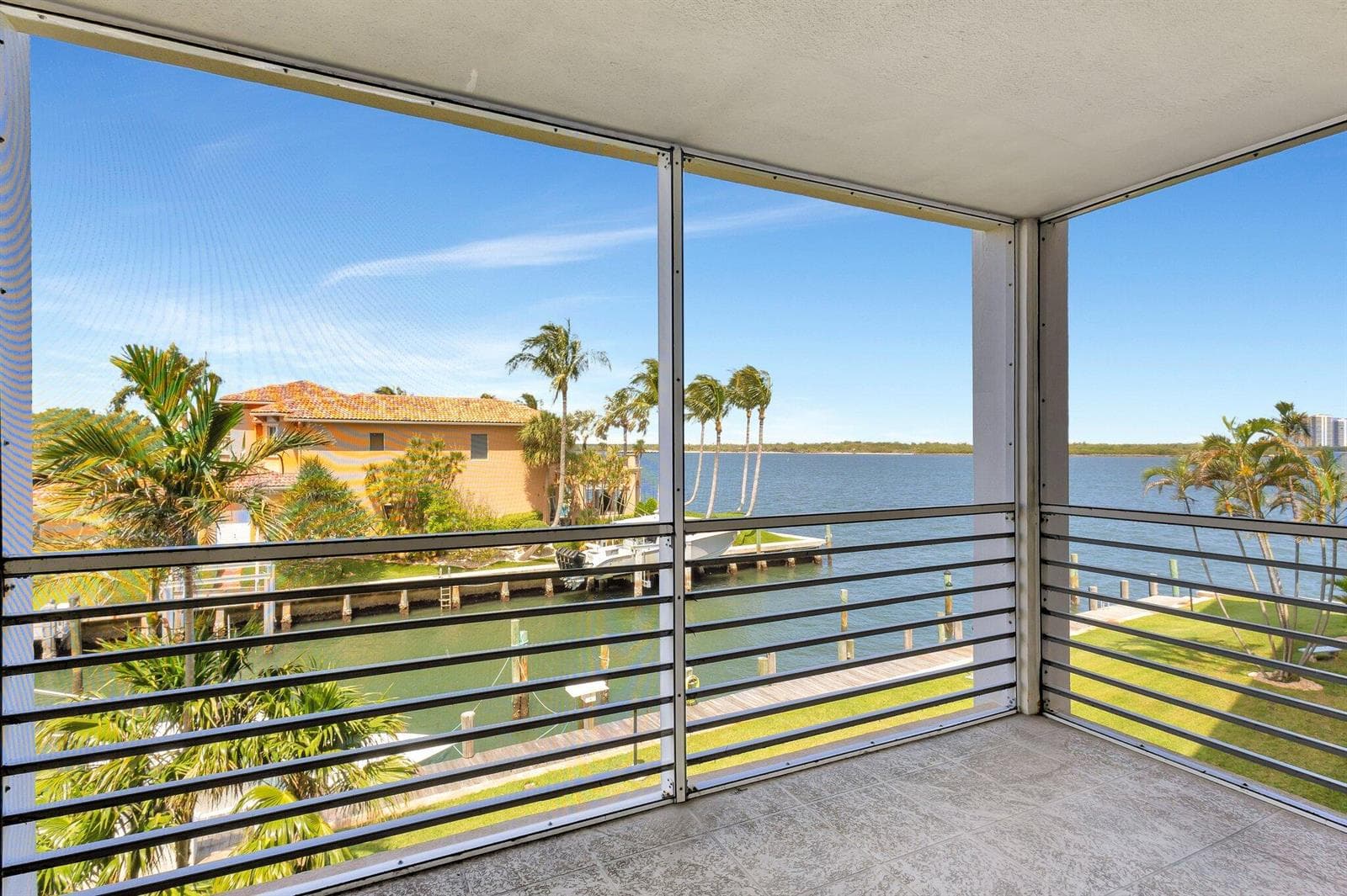 105 Paradise Harbour Boulevard 307 photo 3