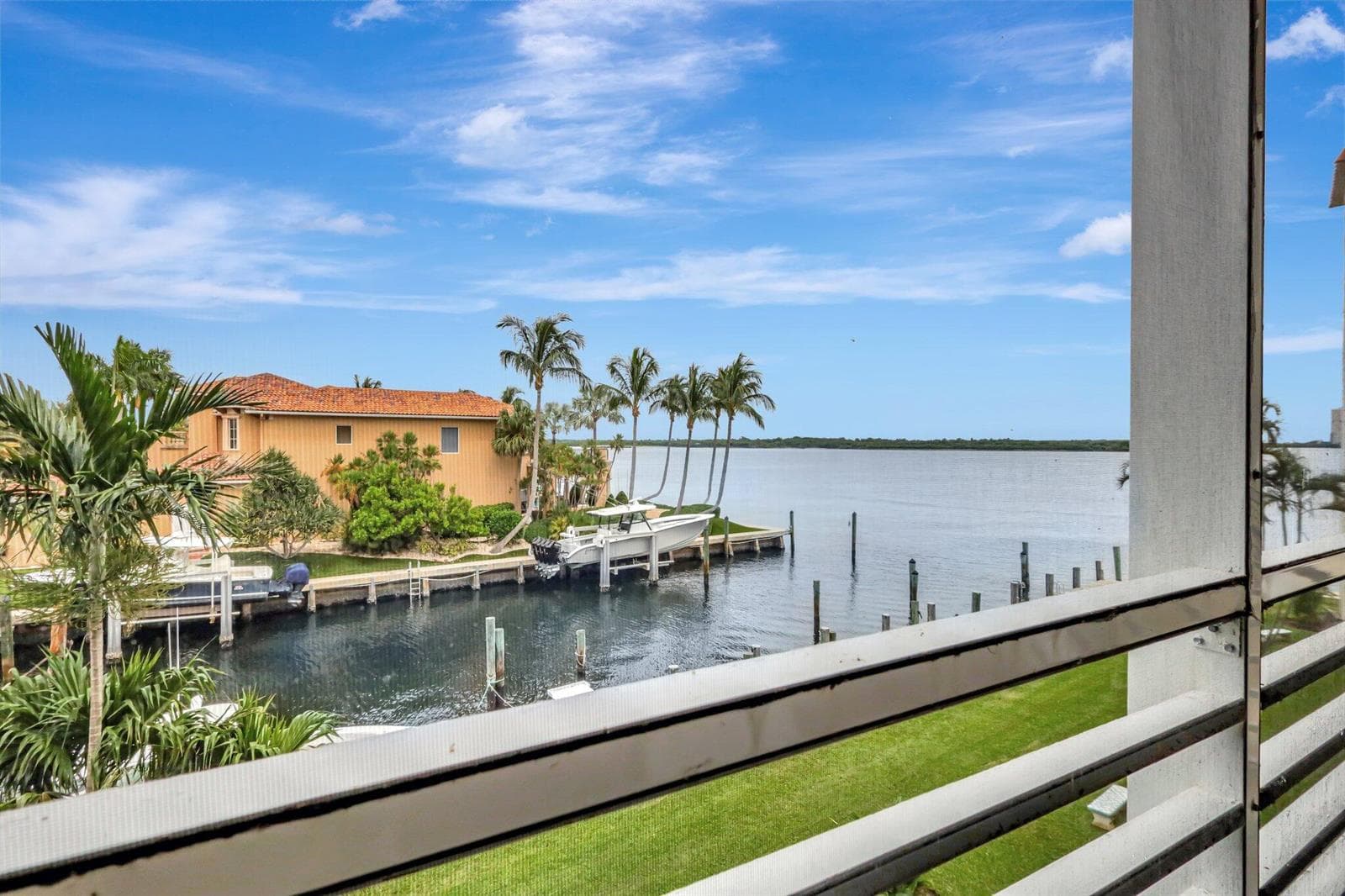 105 Paradise Harbour Boulevard 307 photo 1