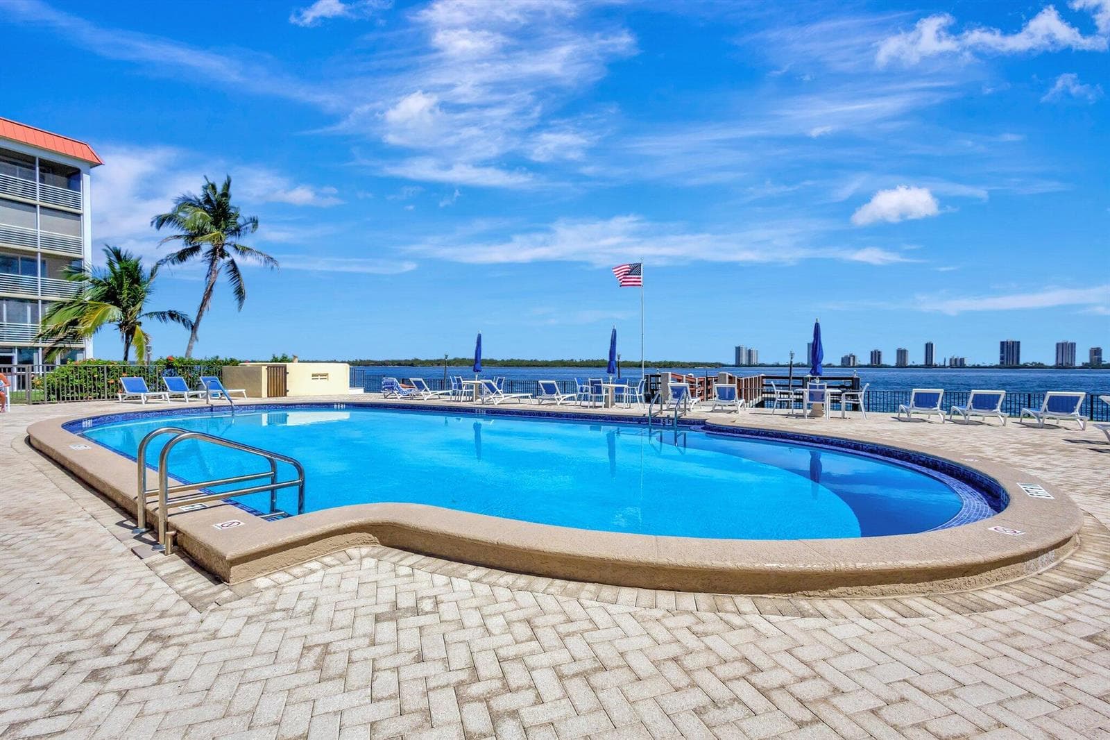 105 Paradise Harbour Boulevard 307 photo 25