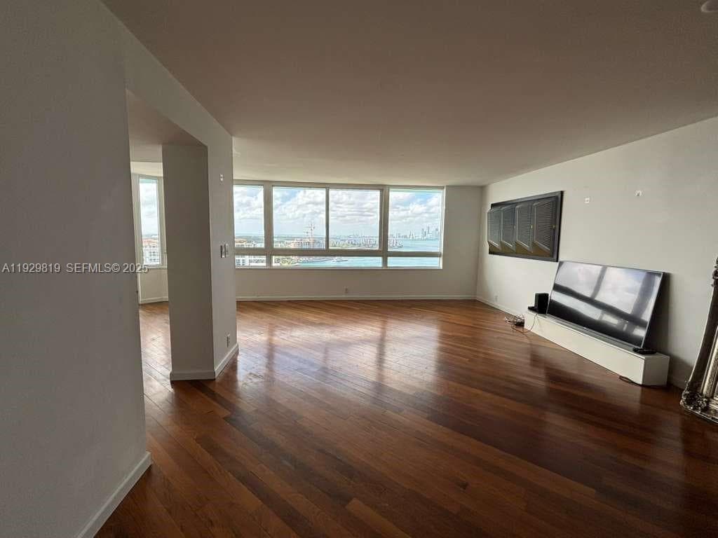 400 Pointe Dr 2105 photo 12