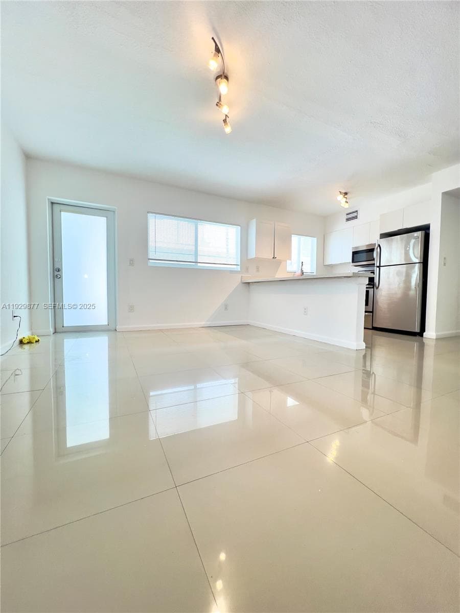 8035 Crespi Blvd 13 photo 2