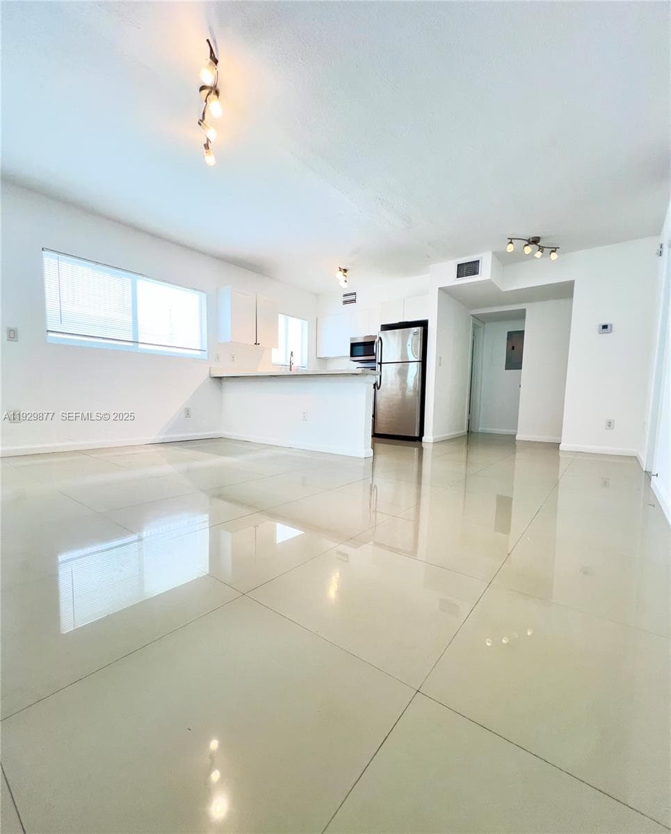 8035 Crespi Blvd 13 photo 7