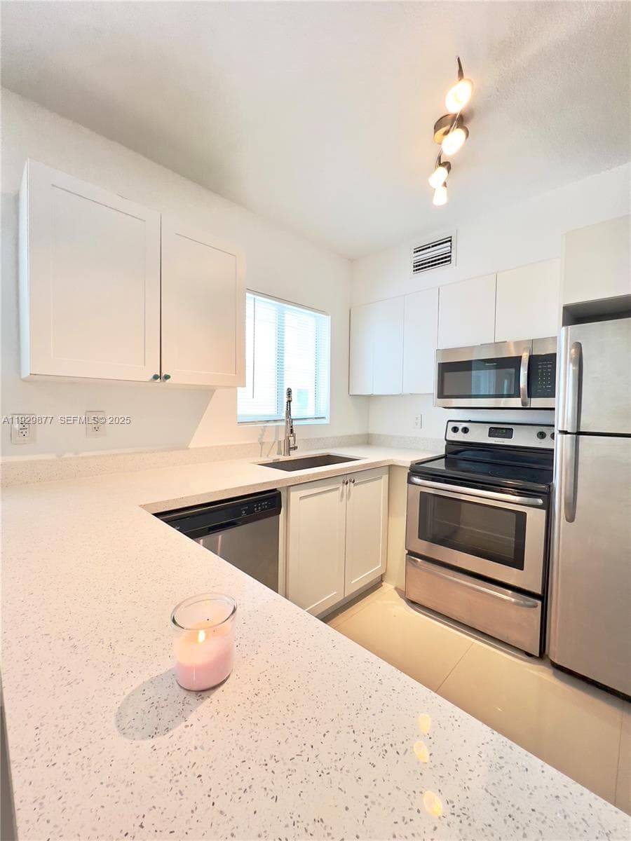 8035 Crespi Blvd 13 photo 3