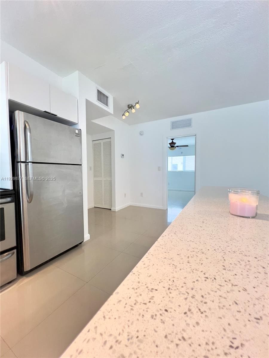 8035 Crespi Blvd 13 photo 5