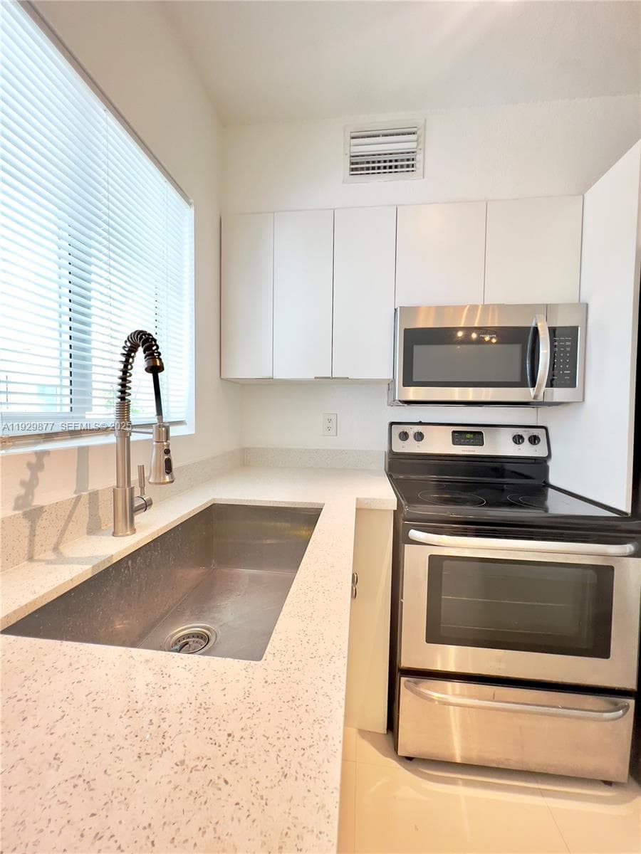 8035 Crespi Blvd 13 photo 4
