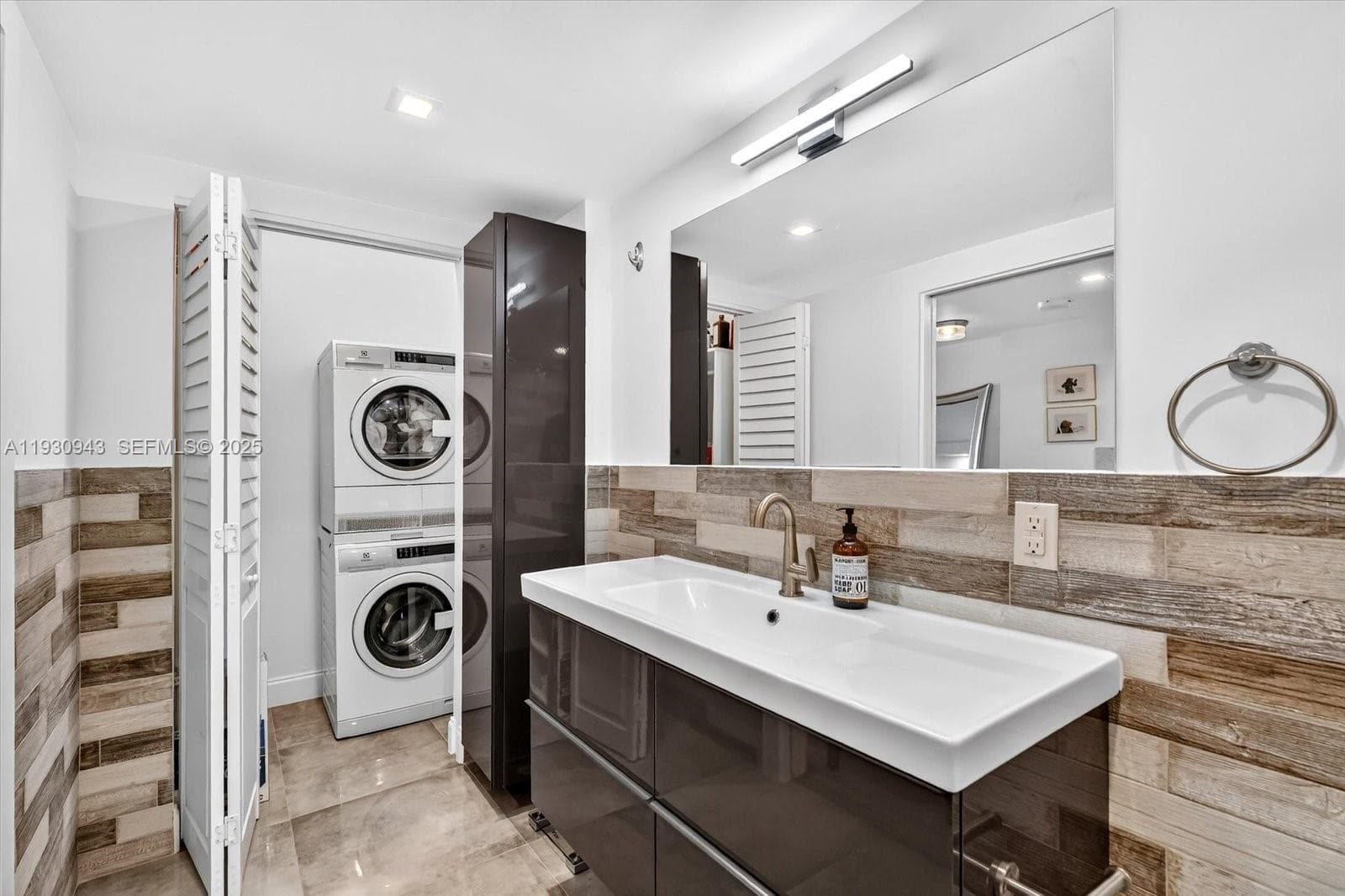 2301 Collins Ave 714 photo 12