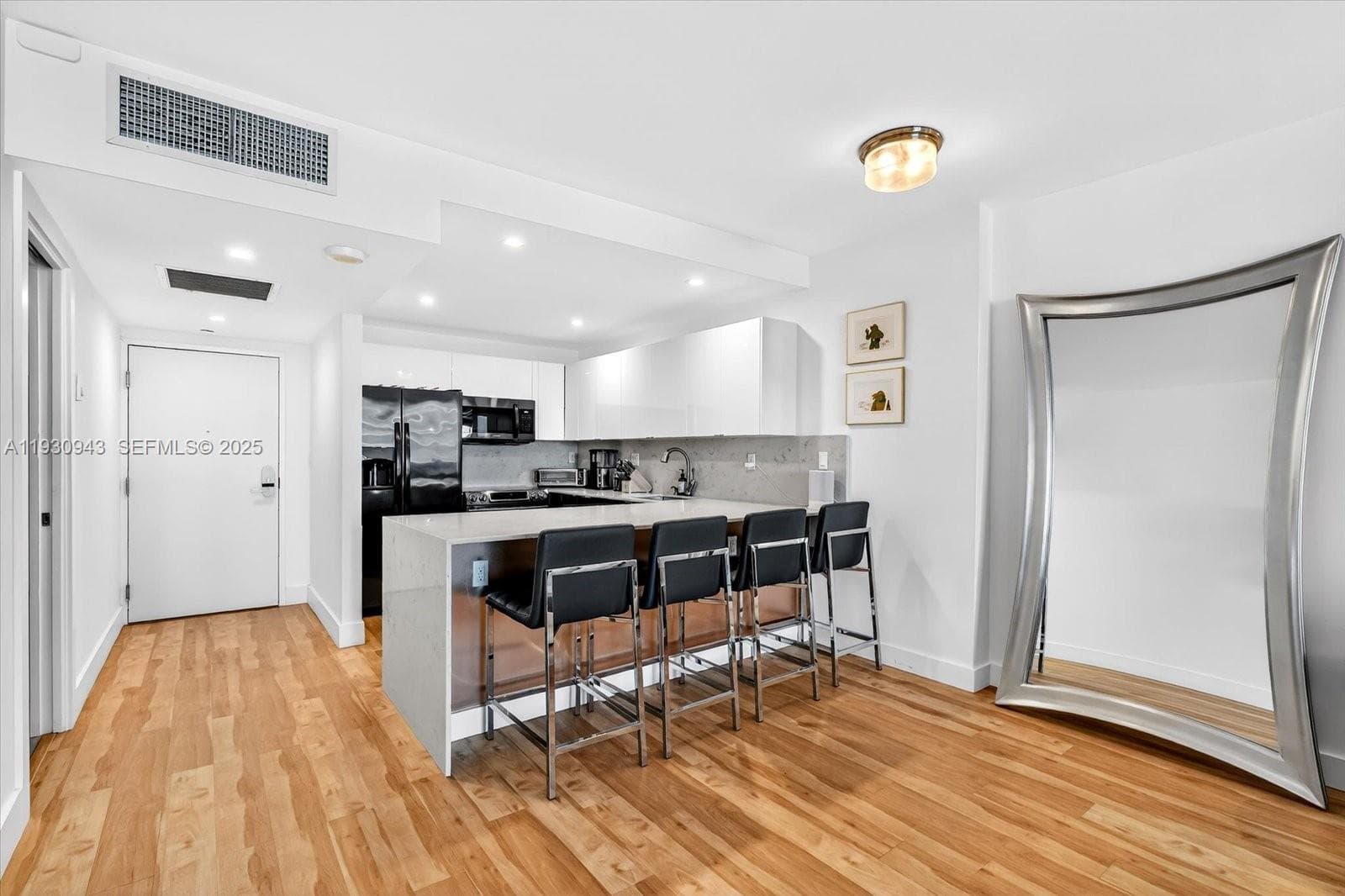 2301 Collins Ave 714 photo 5