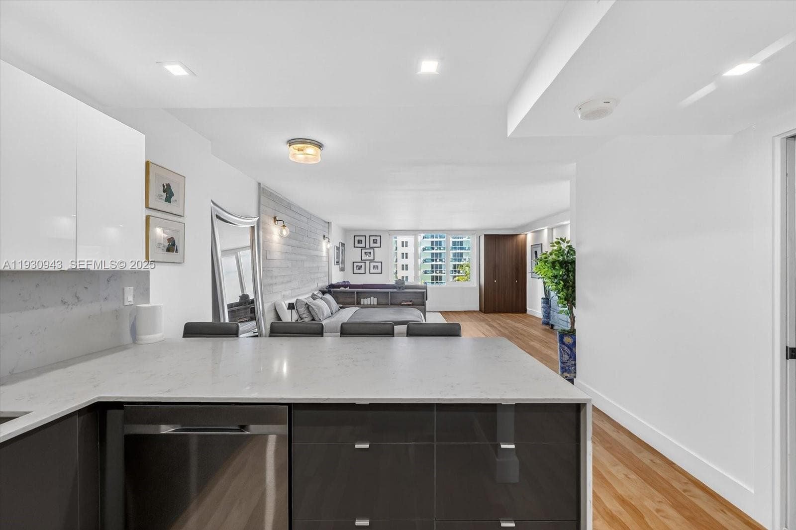 2301 Collins Ave 714 photo 9