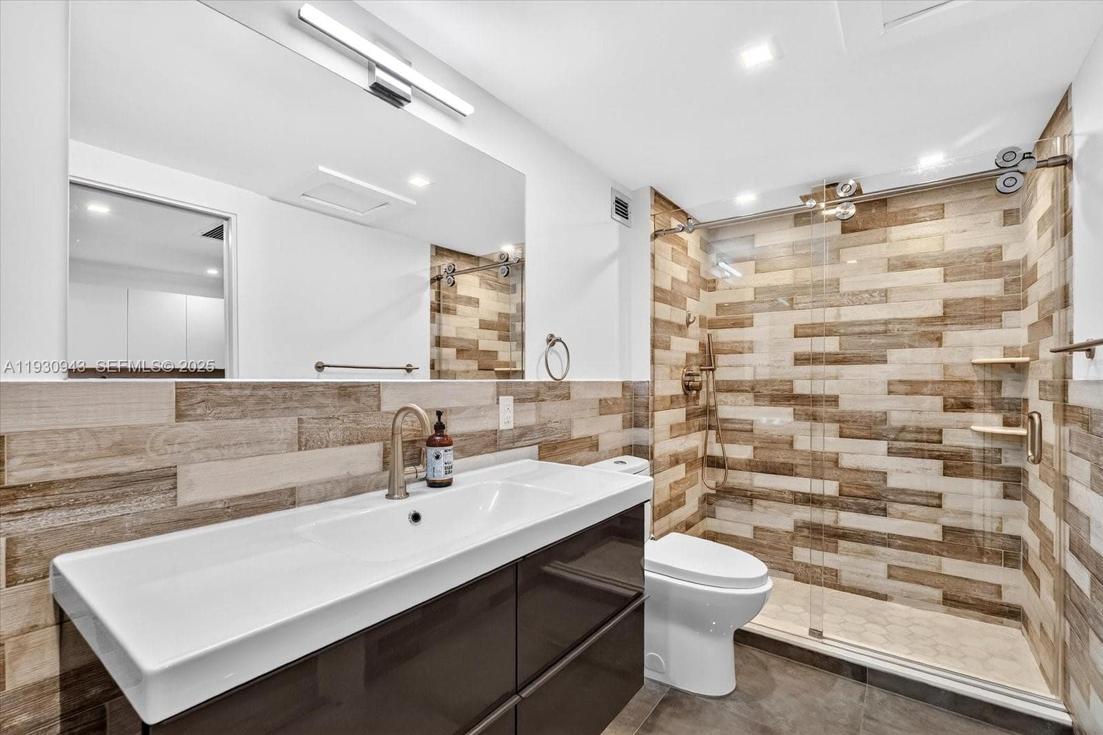 2301 Collins Ave 714 photo 14