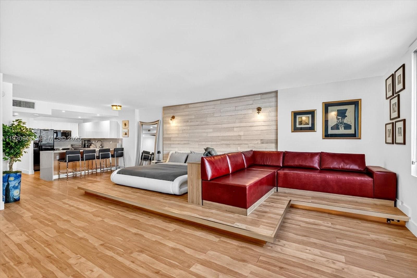 2301 Collins Ave 714 photo 4