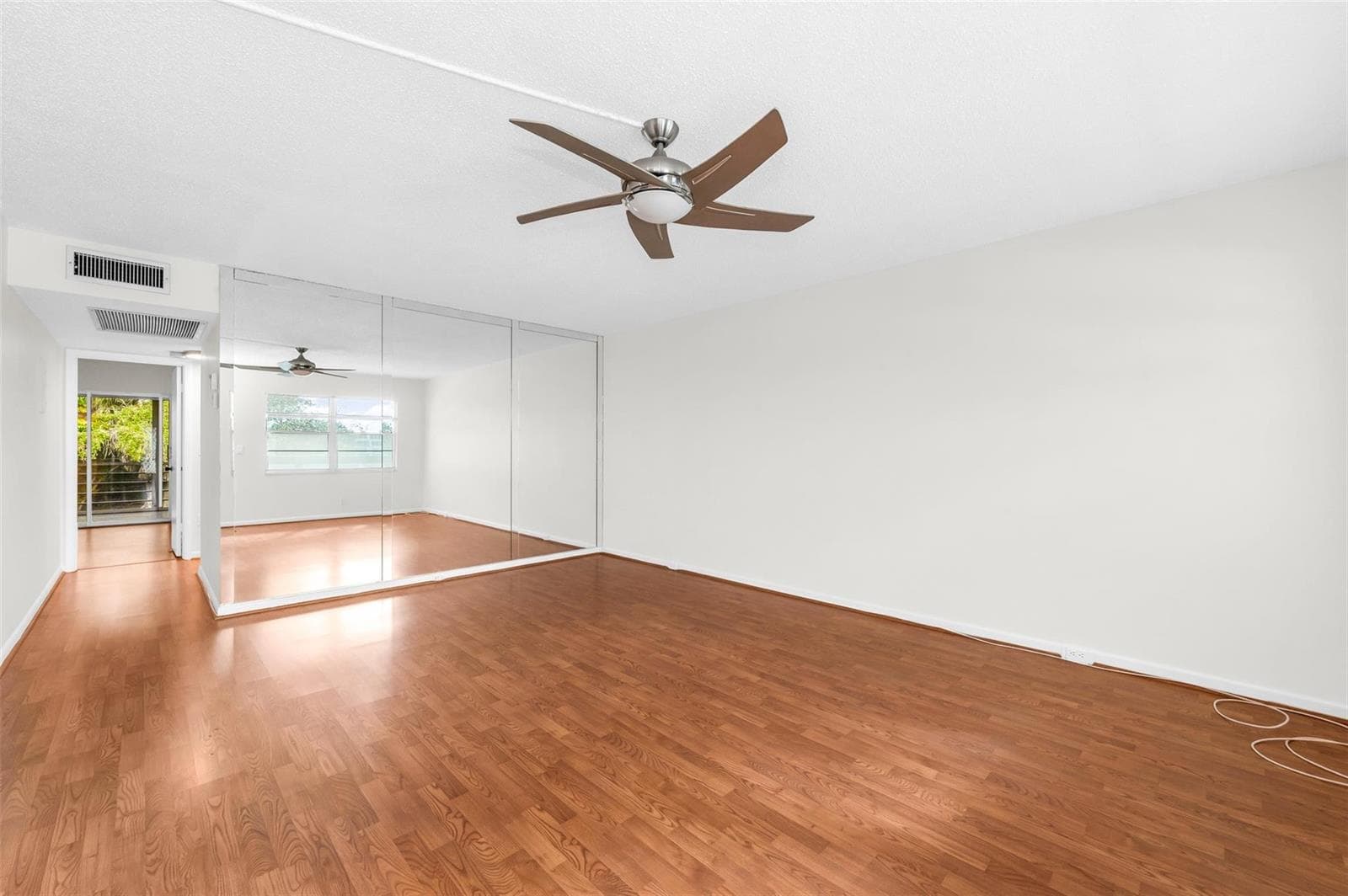 2069 Oakridge F 2069 photo 1