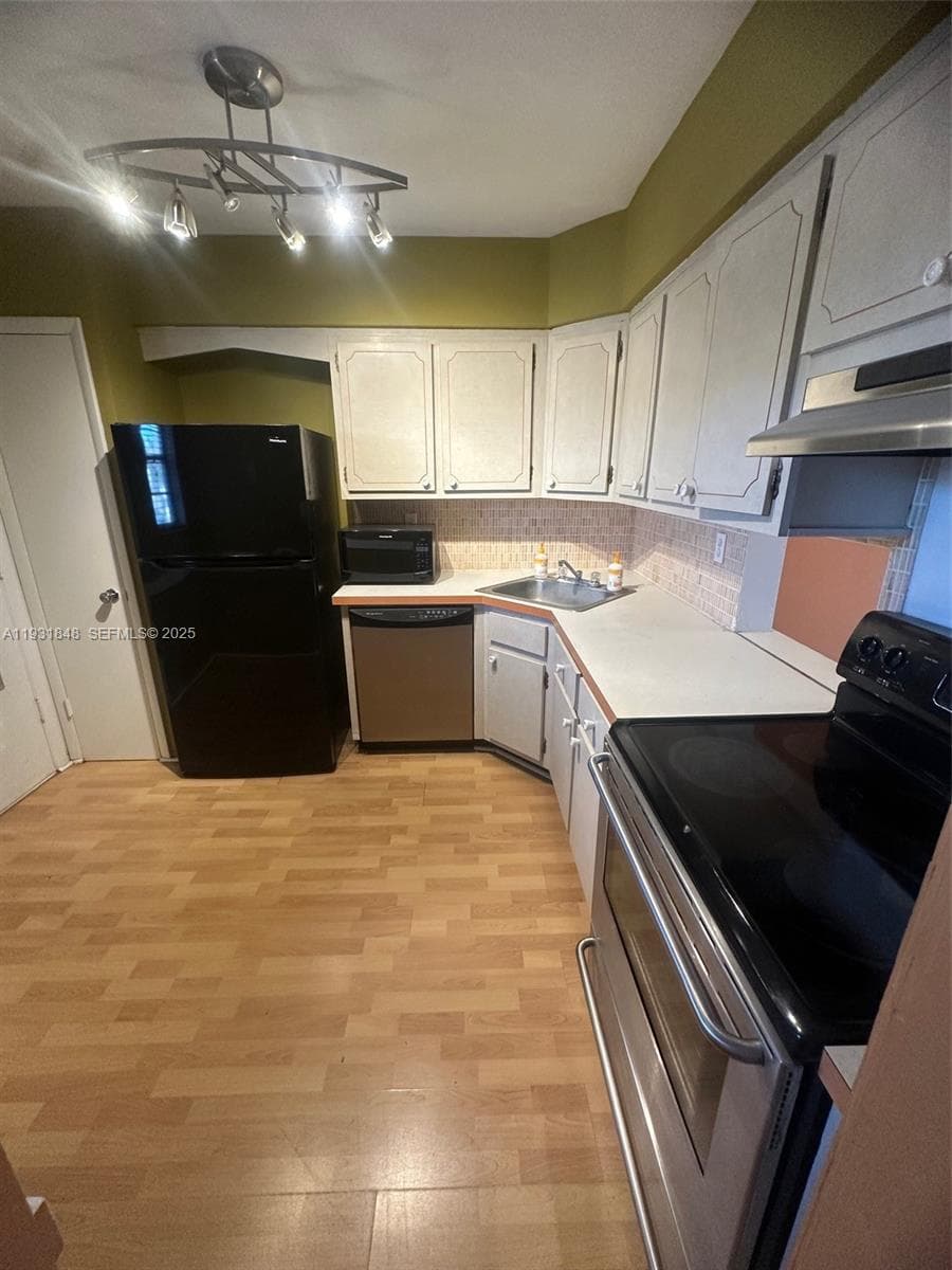 1530 191st St 205 photo 2
