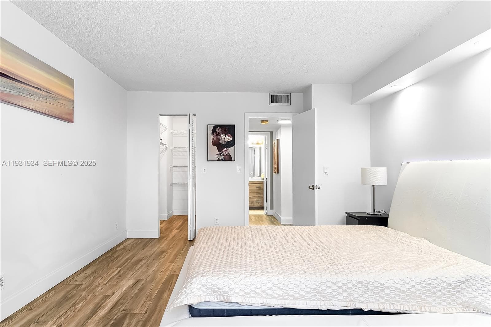 400 Leslie Dr 305 photo 13