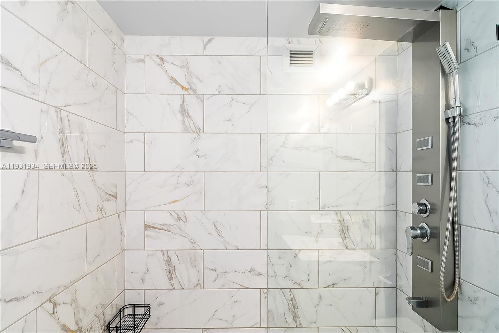 400 Leslie Dr 305 photo 17