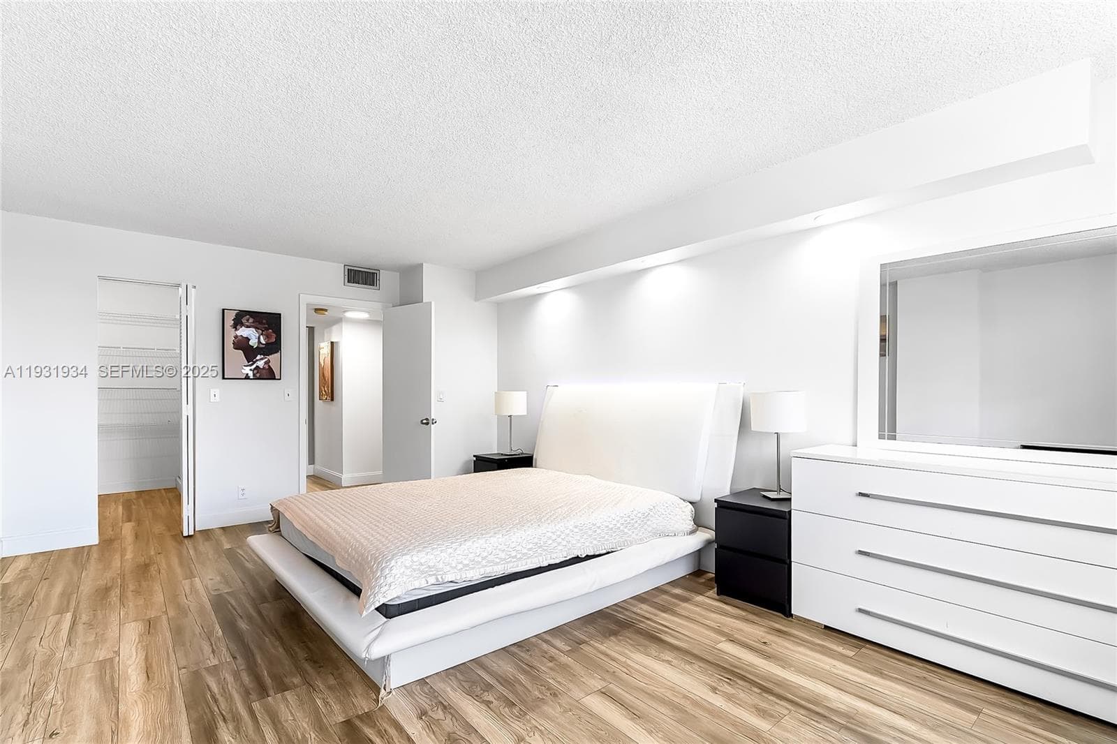 400 Leslie Dr 305 photo 12