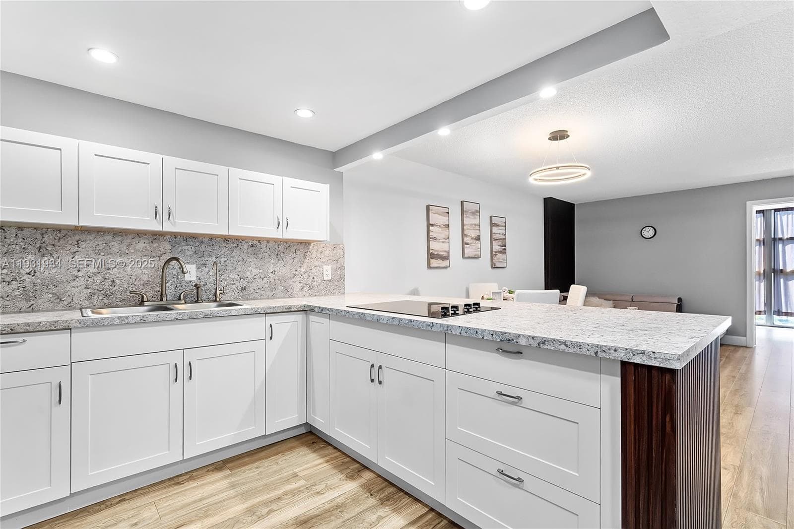 400 Leslie Dr 305 photo 1