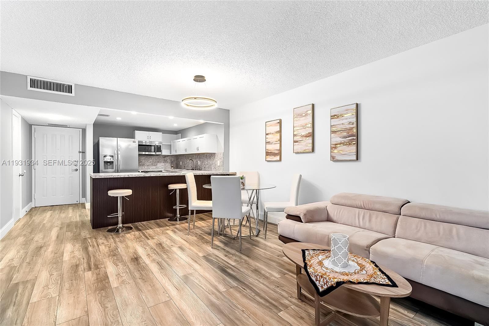400 Leslie Dr 305 photo 5