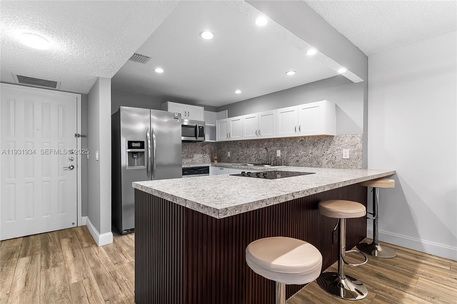 400 Leslie Dr 305 photo 4