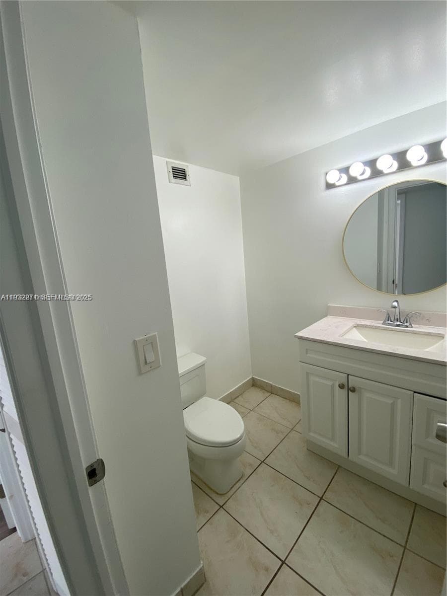 2500 Parkview Dr 1920 photo 6