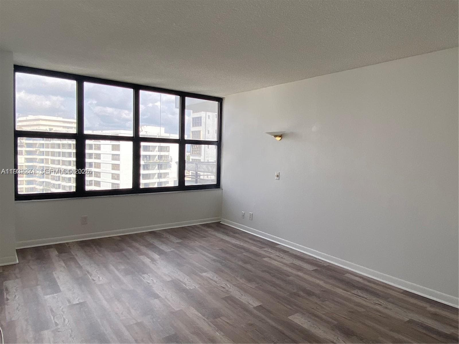 2500 Parkview Dr 1920 photo 13