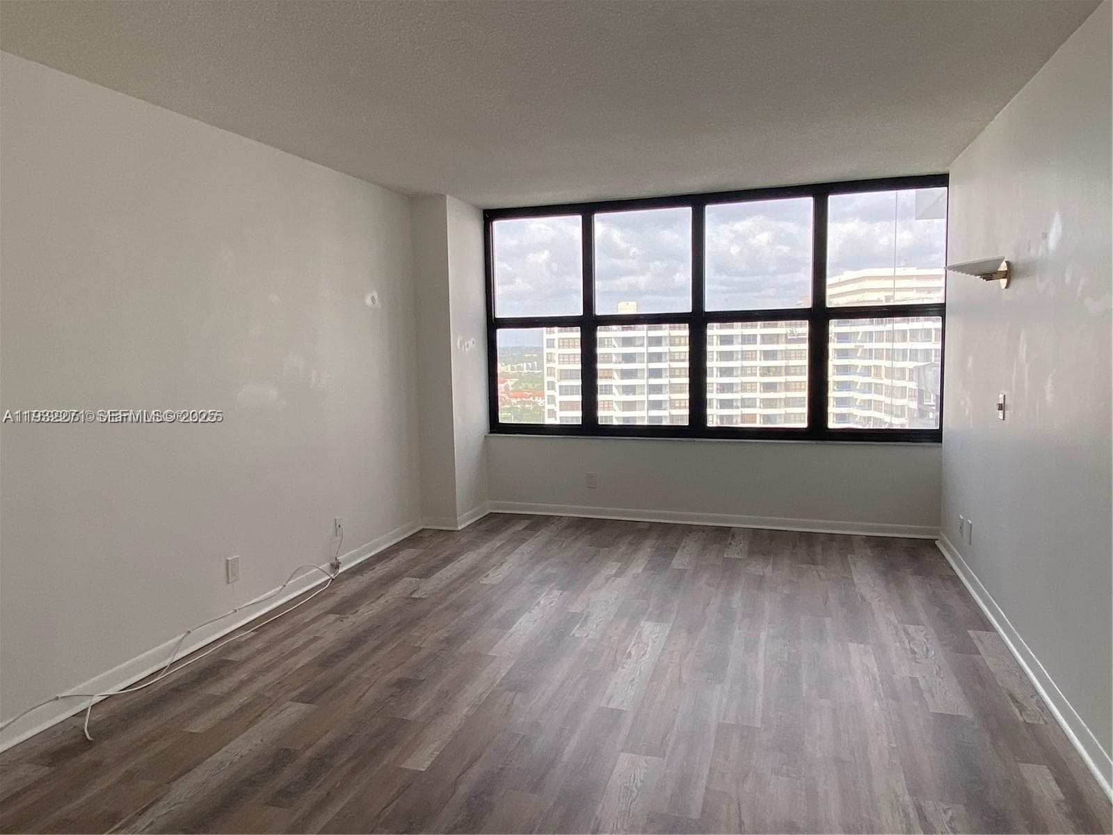 2500 Parkview Dr 1920 photo 12
