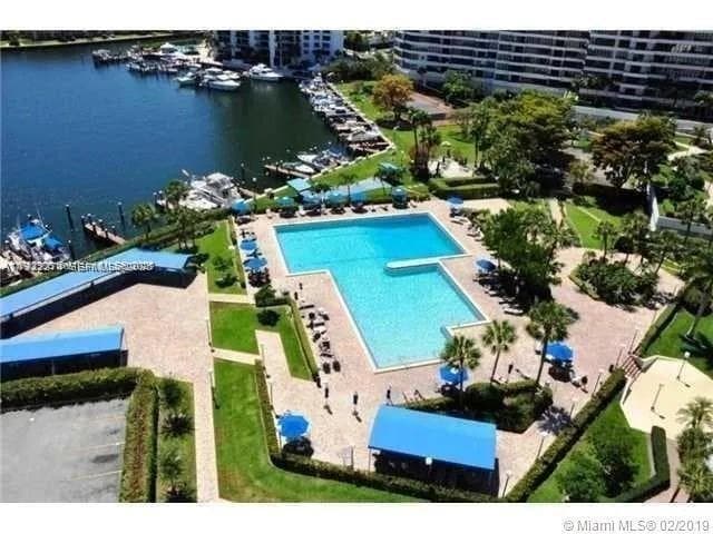 2500 Parkview Dr 1920 photo 3