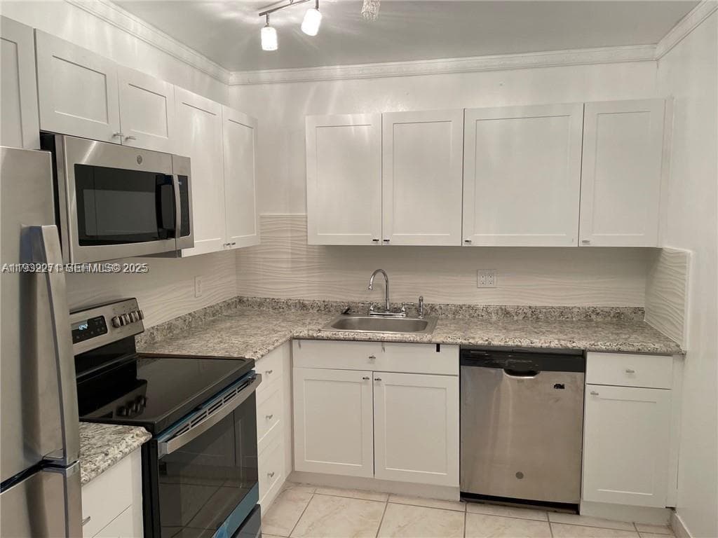 2500 Parkview Dr 1920 photo 5