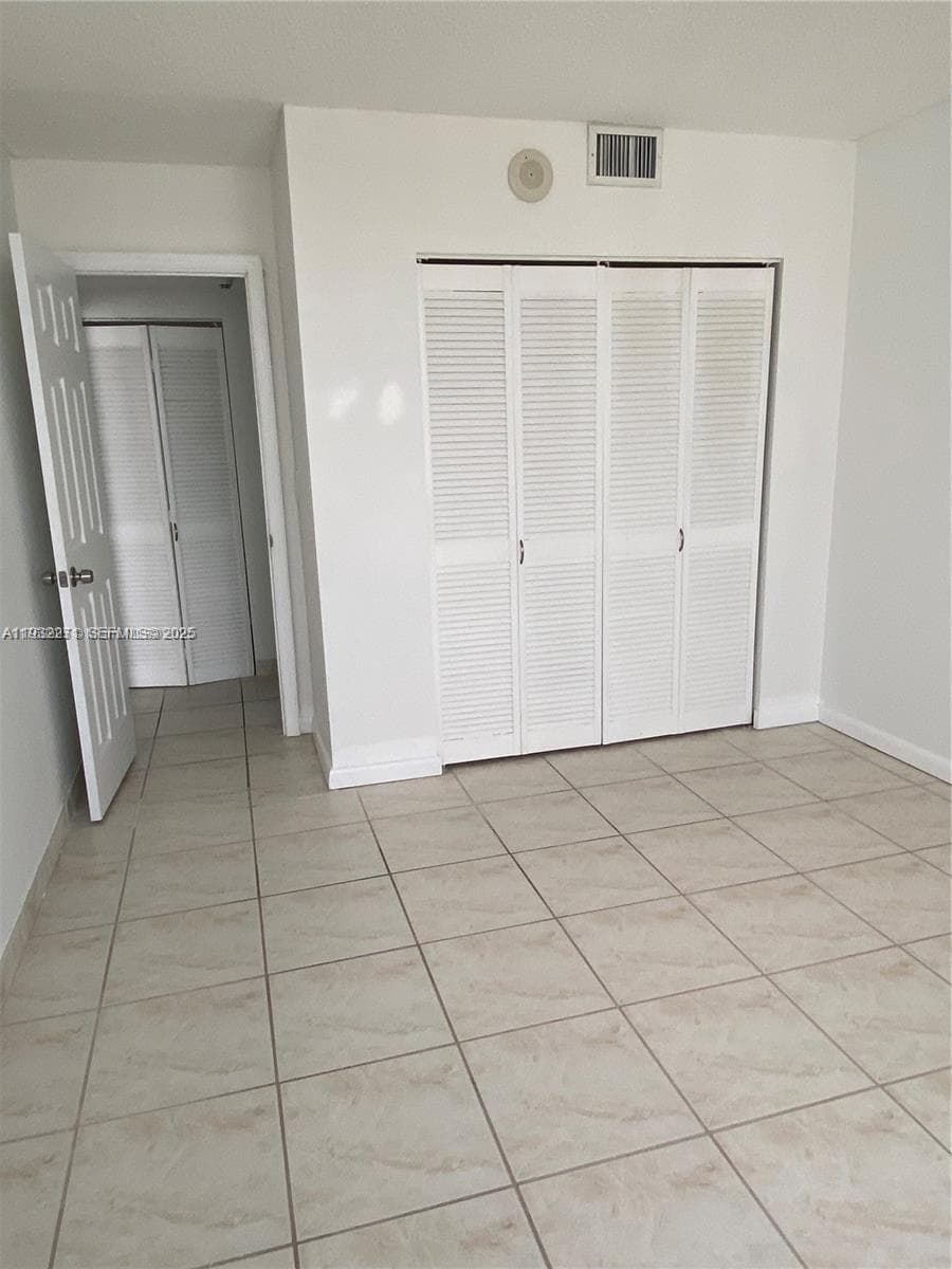 2500 Parkview Dr 1920 photo 9