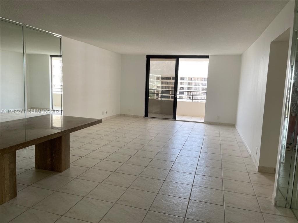 2500 Parkview Dr 1920 photo 4