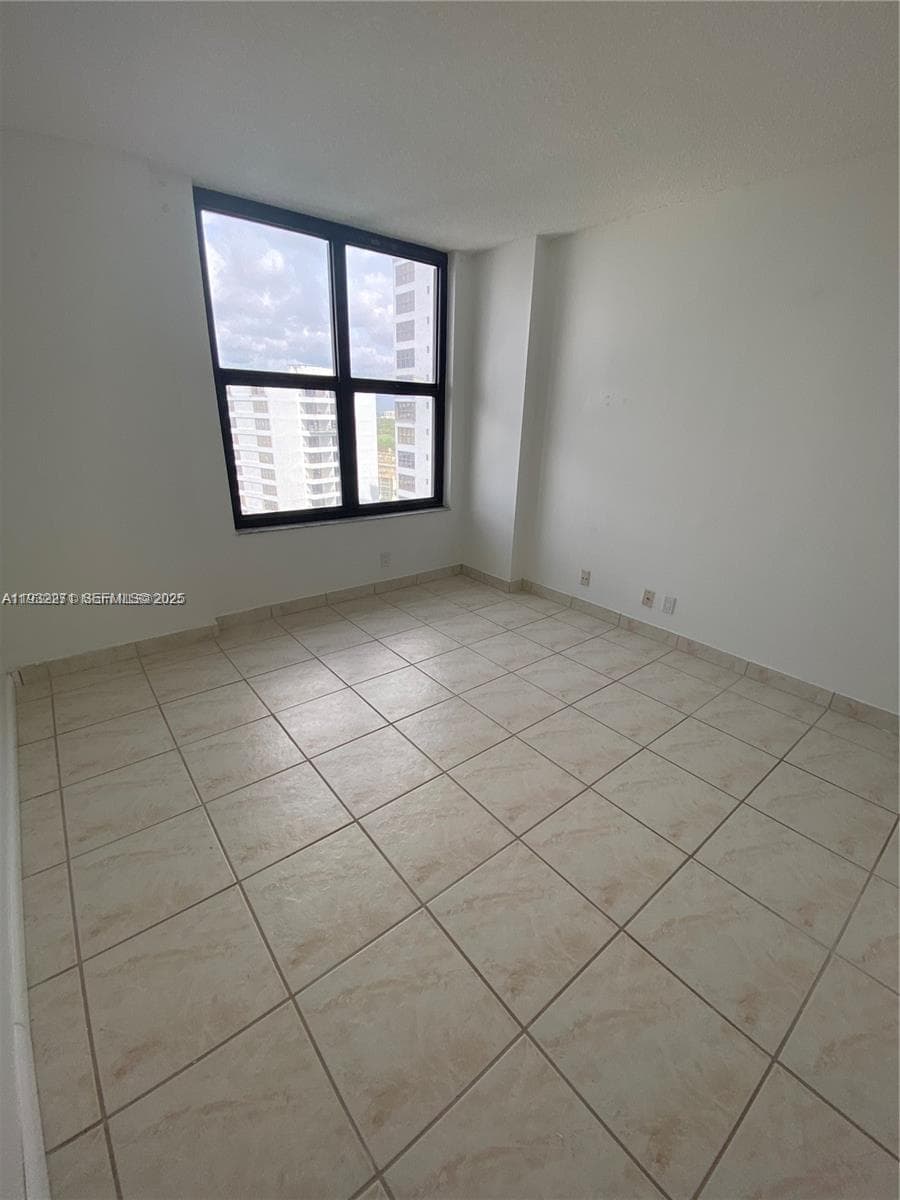 2500 Parkview Dr 1920 photo 8